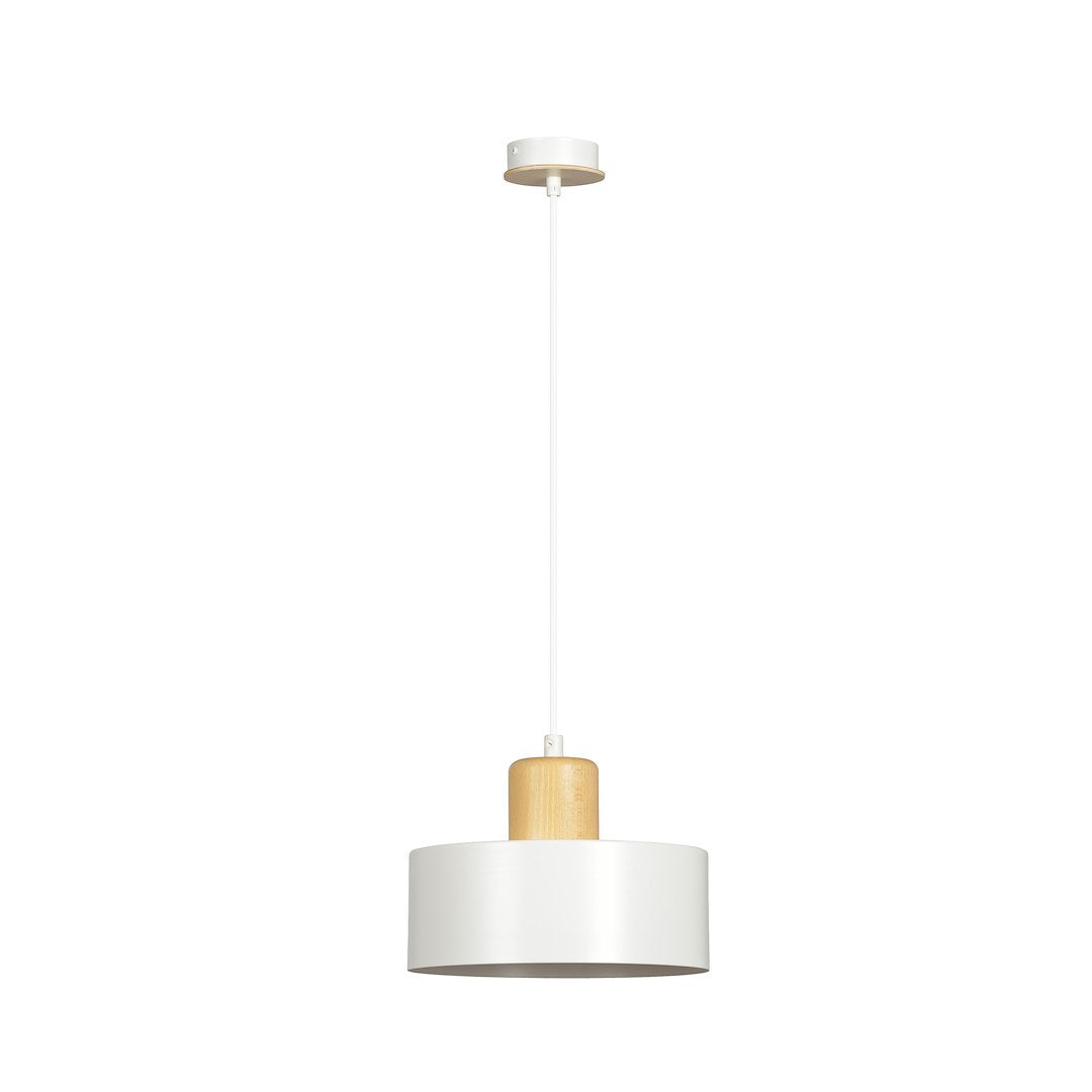 Witte hanglamp met ronde stalen kap en houten accent aan een wit snoer en witte plafondplaat