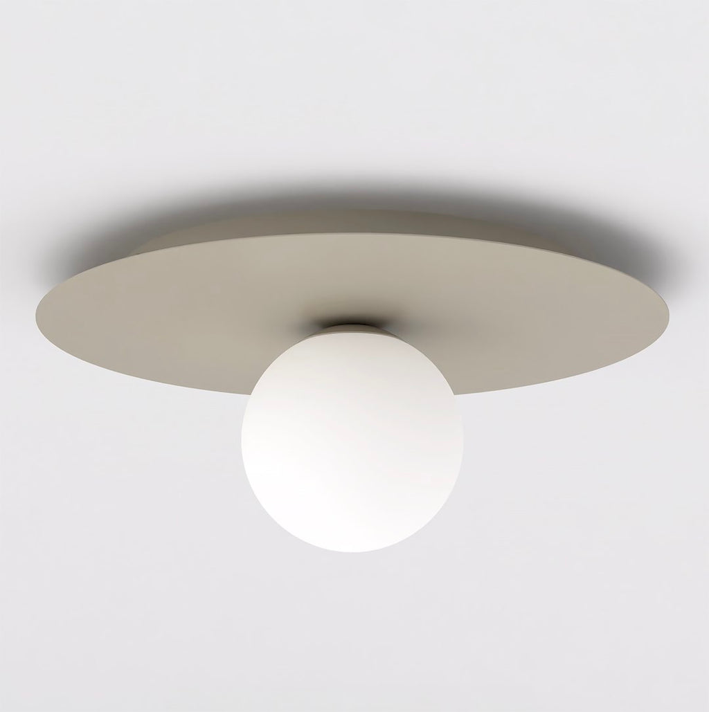 Beige ronde plafondlamp met matwitte glazen bol aan het plafond
