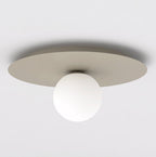 Beige ronde plafondlamp met matwitte glazen bol aan het plafond