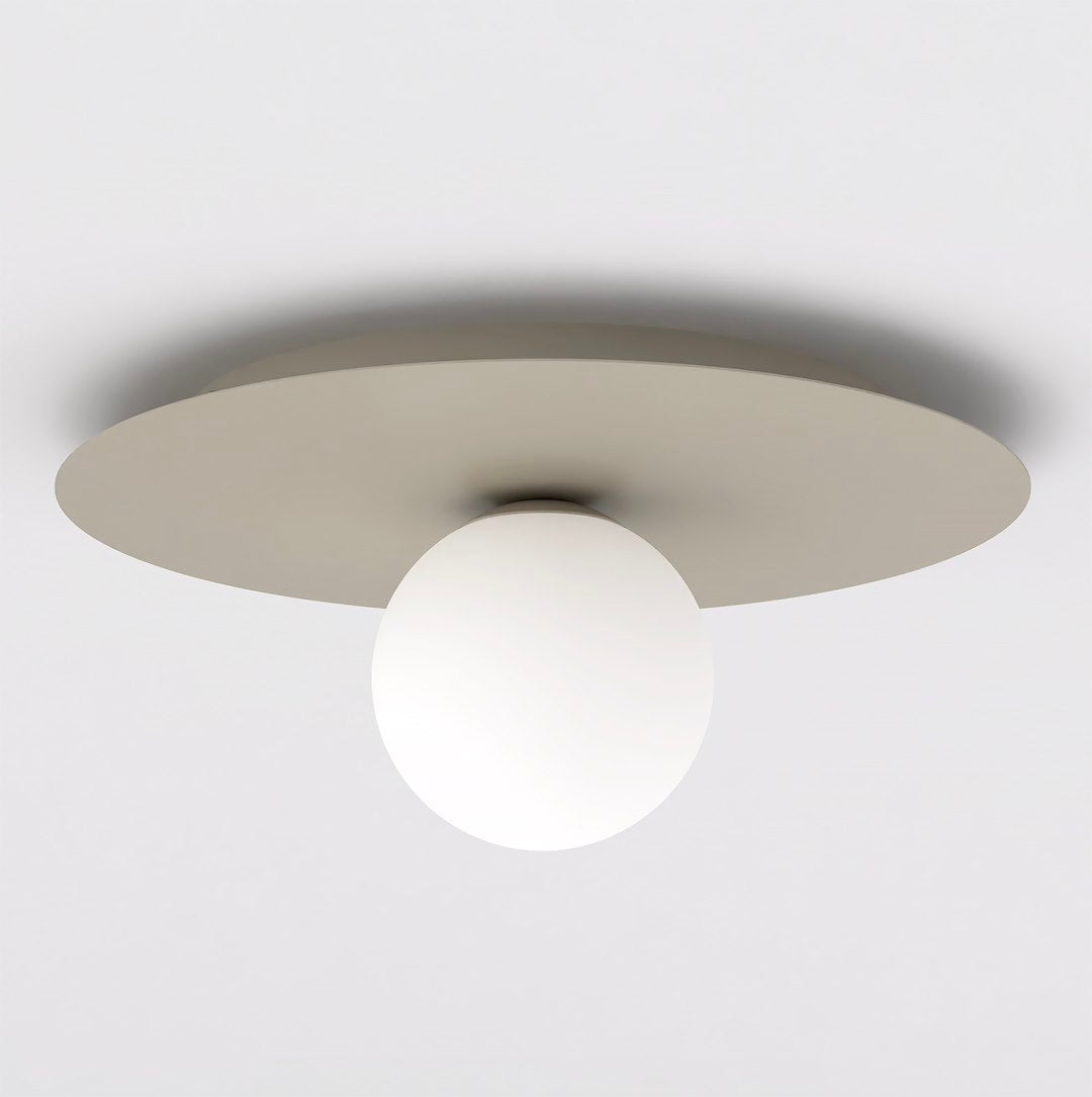 Beige ronde plafondlamp met matwitte glazen bol aan het plafond