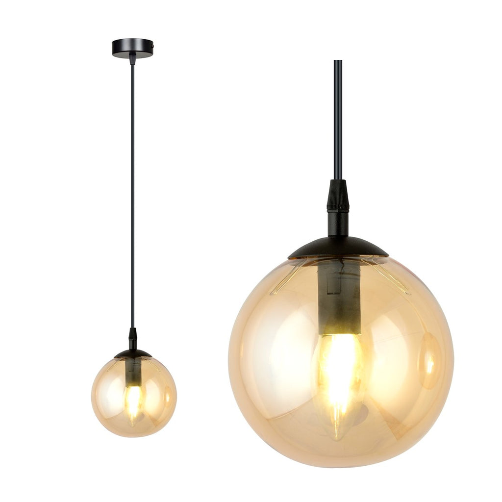 Hanglamp met ronde amberkleurige glazen kap en zwart frame, links in geheel, rechts close-up met brandende lamp