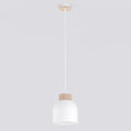 Witte koepelvormige hanglamp met houten bovenstuk en wit snoer, hangend aan een plafond
