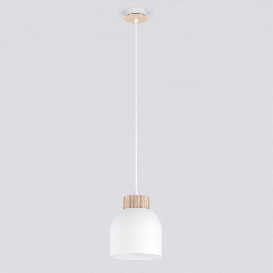Witte koepelvormige hanglamp met houten bovenstuk en wit snoer, hangend aan een plafond