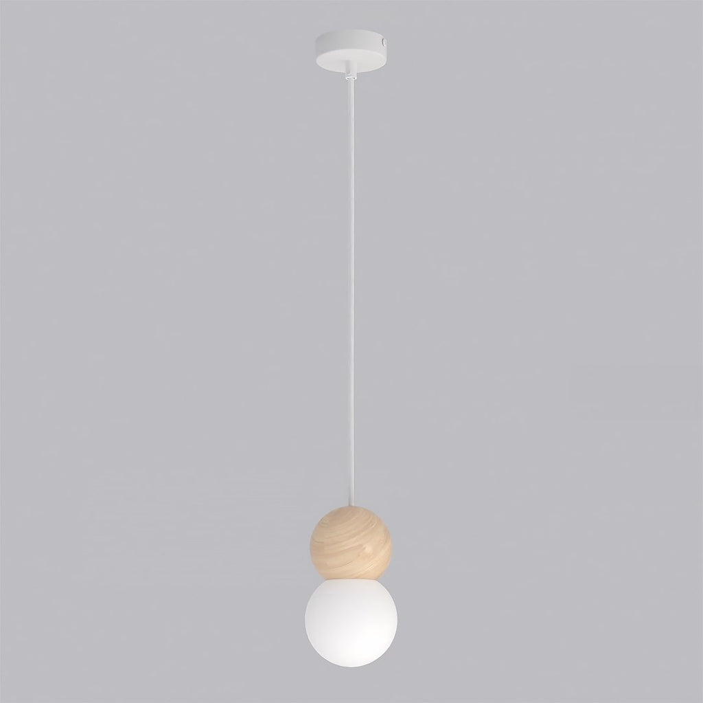 Witte hanglamp met een houten bol en een matwitte glazen kap aan een dun wit snoer, tegen een grijze achtergrond