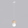 Witte hanglamp met een houten bol en een matwitte glazen kap aan een dun wit snoer, tegen een grijze achtergrond