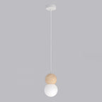 Witte hanglamp met een houten bol en een matwitte glazen kap aan een dun wit snoer, tegen een grijze achtergrond