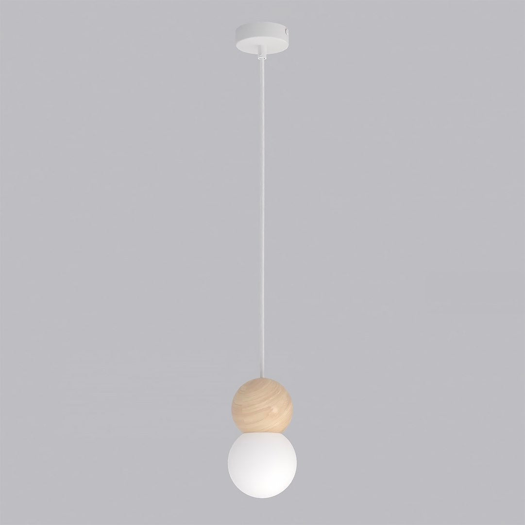 Witte hanglamp met een houten bol en een matwitte glazen kap aan een dun wit snoer, tegen een grijze achtergrond