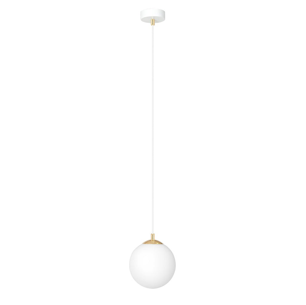 Witte hanglamp met ronde glazen kap en gouden accent aan een dun wit snoer en ronde witte plafondplaat