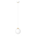 Witte hanglamp met ronde glazen kap en gouden accent aan een dun wit snoer en ronde witte plafondplaat