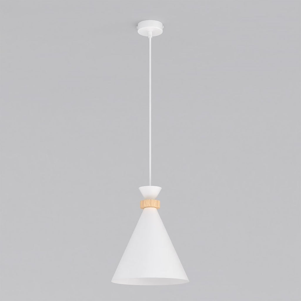 Witte conische hanglamp met houten ring aan een dunne stang en witte plafondplaat tegen een grijze achtergrond
