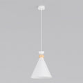 Witte conische hanglamp met houten ring aan een dunne stang en witte plafondplaat tegen een grijze achtergrond