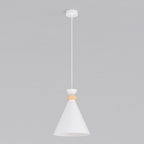 Witte conische hanglamp met houten ring aan een dunne stang en witte plafondplaat tegen een grijze achtergrond