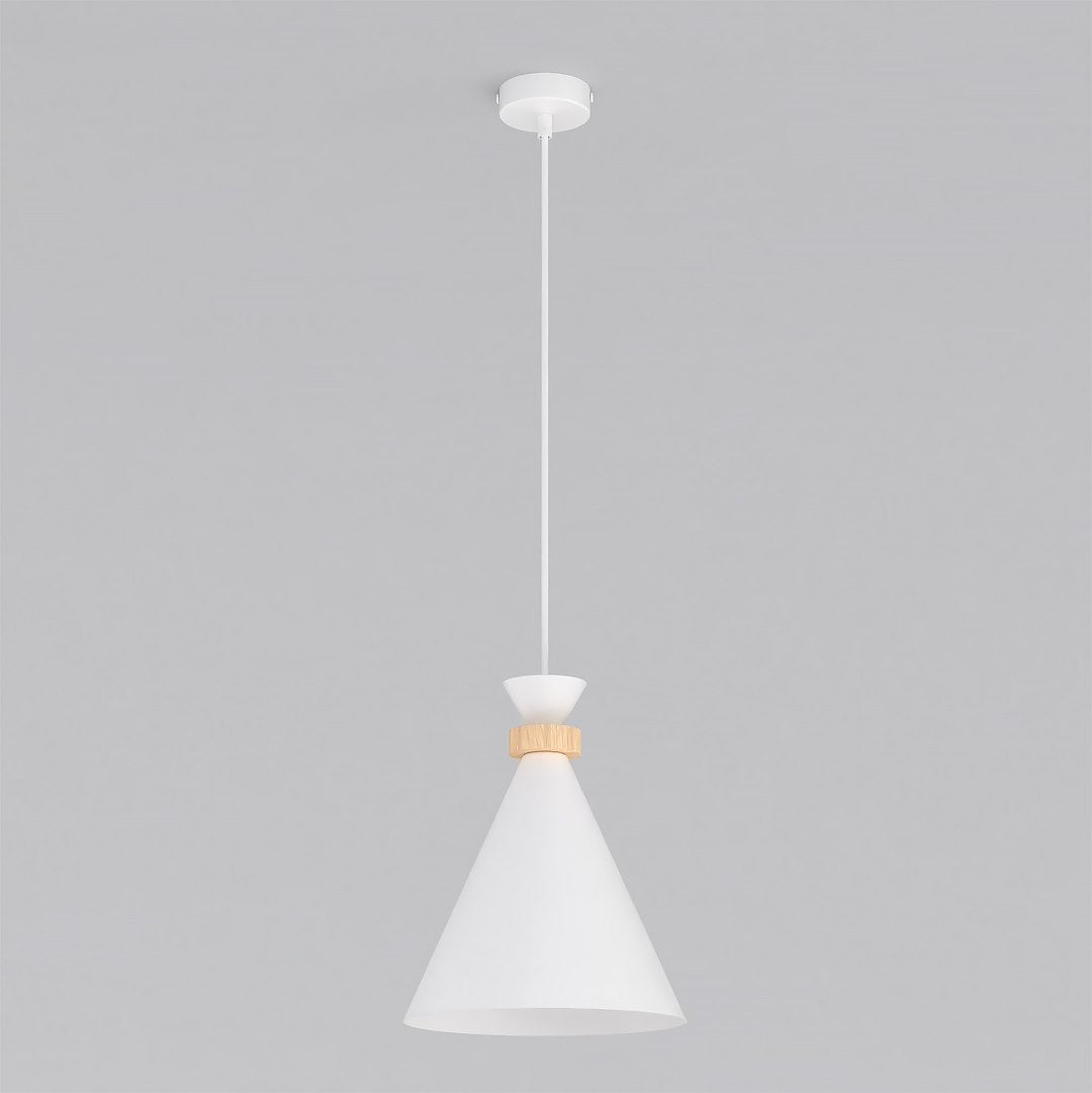 Witte conische hanglamp met houten ring aan een dunne stang en witte plafondplaat tegen een grijze achtergrond