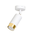 Witte kantelbare plafondspot met gouden rand om de lichtopening, gemonteerd op een ronde witte plafondplaat