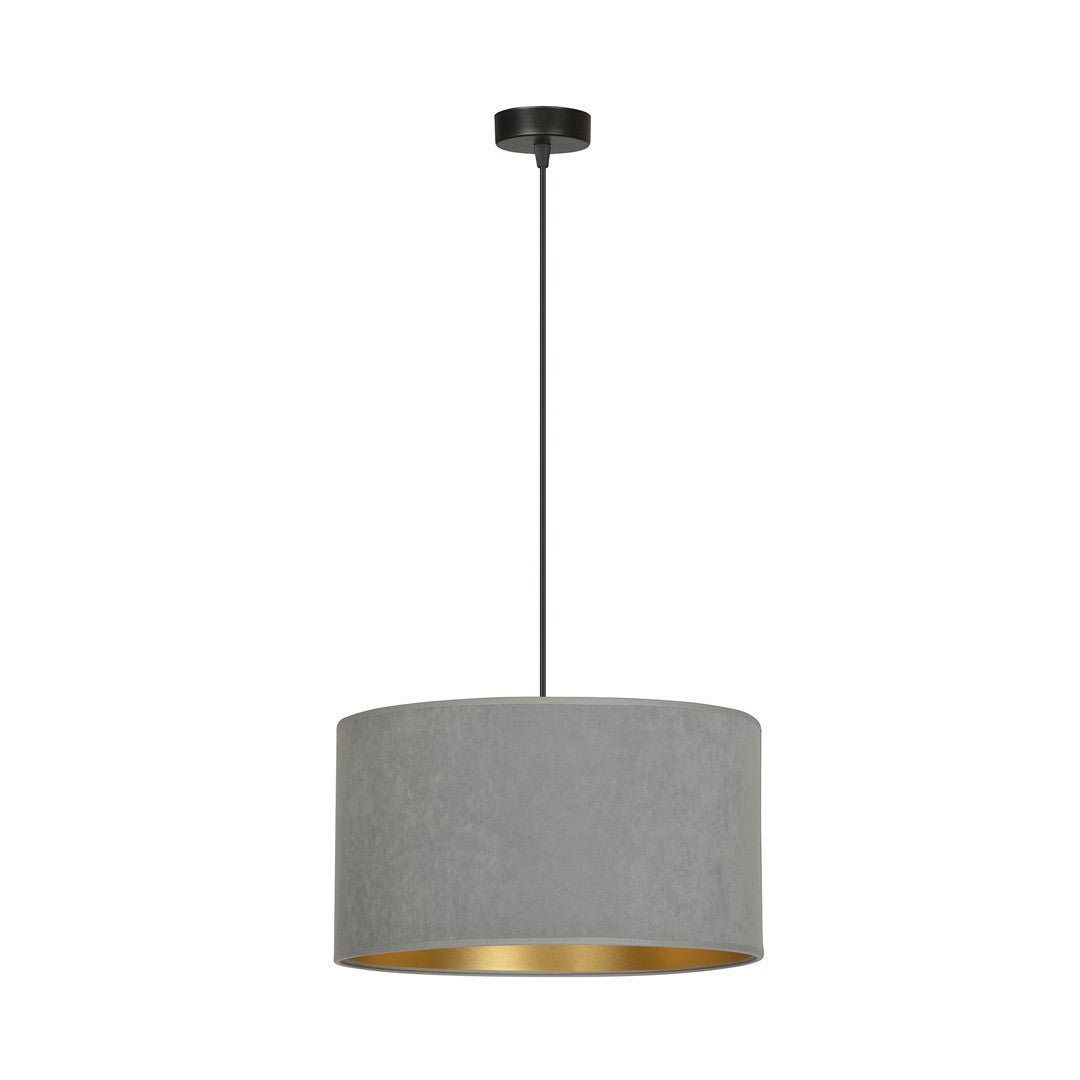 Hanglamp met grijze stoffen kap, gouden binnenzijde en zwarte plafondplaat met dun zwart snoer