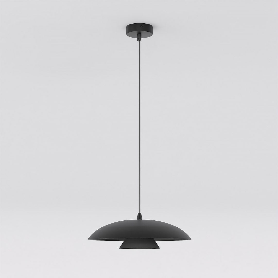 Zwarte hanglamp met brede, gelaagde koepelkap aan een dun snoer en ronde plafondplaat