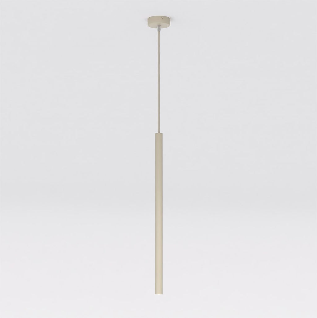 Slanke beige cilindervormige hanglamp aan dun snoer met ronde plafondplaat tegen een lichte achtergrond