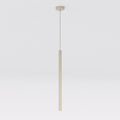 Slanke beige cilindervormige hanglamp aan dun snoer met ronde plafondplaat tegen een lichte achtergrond