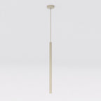 Slanke beige cilindervormige hanglamp aan dun snoer met ronde plafondplaat tegen een lichte achtergrond