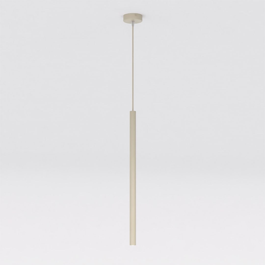 Slanke beige cilindervormige hanglamp aan dun snoer met ronde plafondplaat tegen een lichte achtergrond