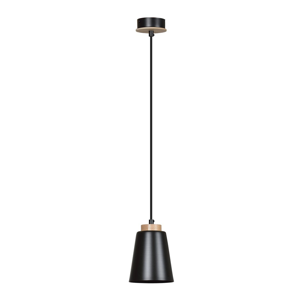 Zwarte hanglamp met conische stalen kap en houten accenten aan een dunne zwarte pendel met ronde plafondplaat