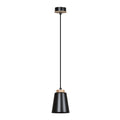 Zwarte hanglamp met conische stalen kap en houten accenten aan een dunne zwarte pendel met ronde plafondplaat