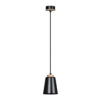 Zwarte hanglamp met conische stalen kap en houten accenten aan een dunne zwarte pendel met ronde plafondplaat