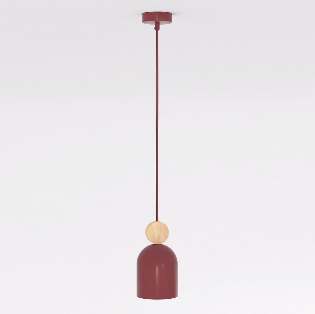 Bordeauxrode hanglamp met capsulevormige kap en rond houten accent aan een dun snoer
