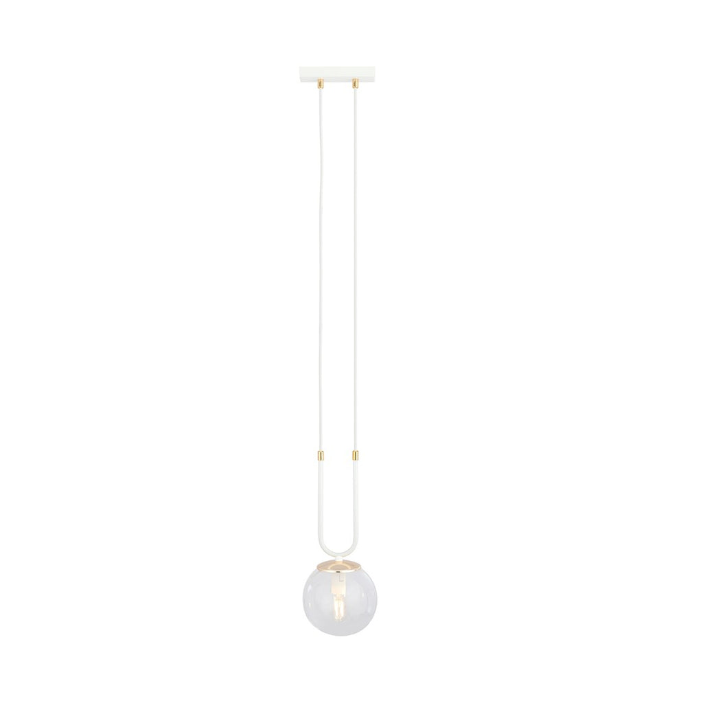 Witte hanglamp met transparante glazen bolkap en gouden details aan een rechthoekige plafondplaat