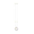 Witte hanglamp met transparante glazen bolkap en gouden details aan een rechthoekige plafondplaat