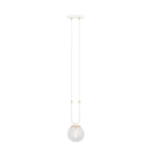 Witte hanglamp met transparante glazen bolkap en gouden details aan een rechthoekige plafondplaat