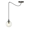 Zwarte hanglamp met transparante glazen bol en zichtbare lichtbron, opgehangen aan een zwart snoer met plafondplaat