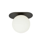 Plafondlamp met witte glazen bol op een zwarte ovale plafondplaat