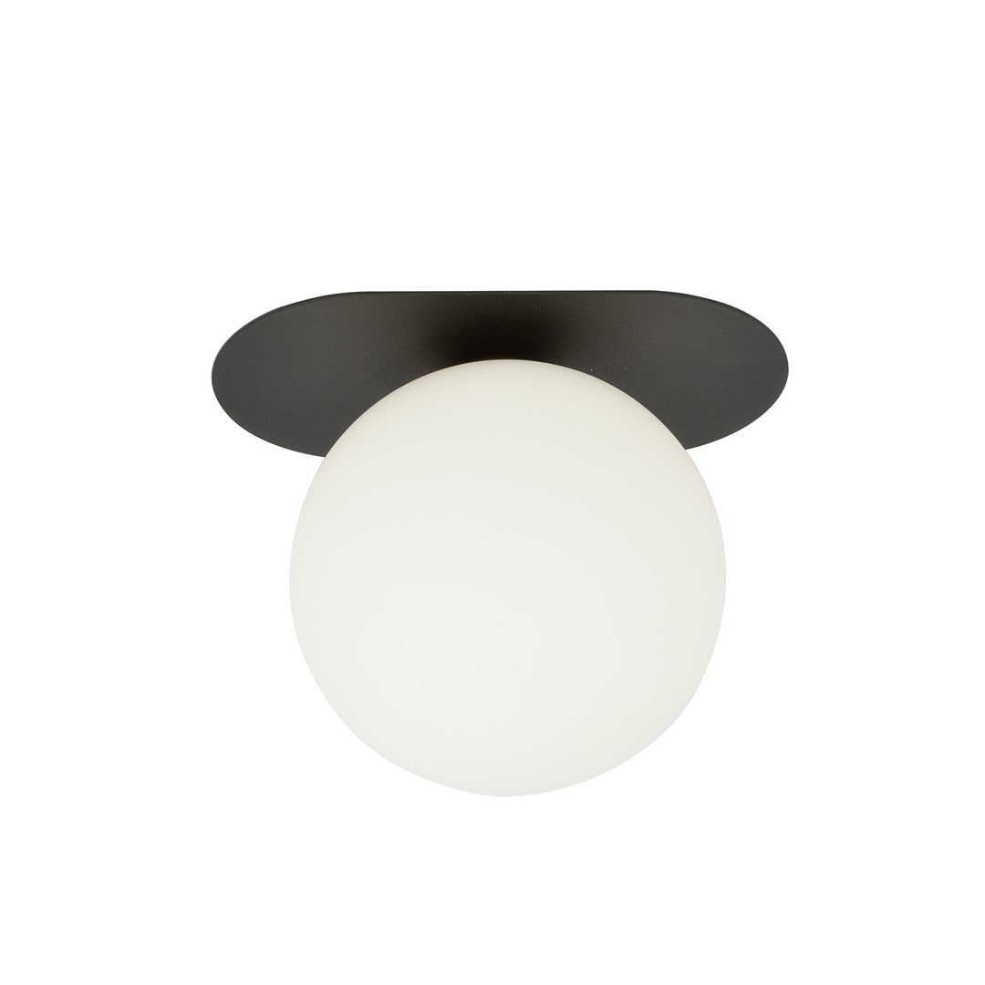 Plafondlamp met witte glazen bol op een zwarte ovale plafondplaat