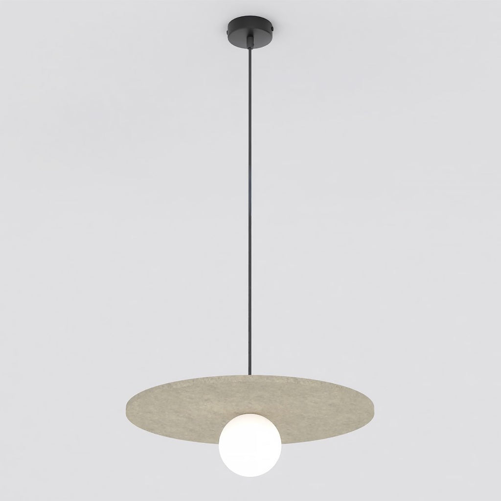Hanglamp met ronde beige viltkap en witte glazen bol aan een dunne zwarte ophanging