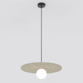 Hanglamp met ronde beige viltkap en witte glazen bol aan een dunne zwarte ophanging