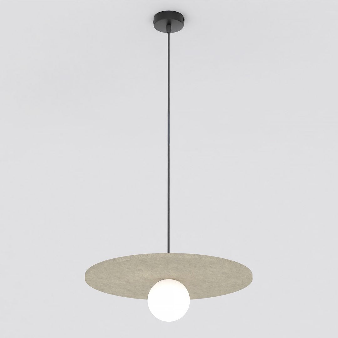 Hanglamp met ronde beige viltkap en witte glazen bol aan een dunne zwarte ophanging