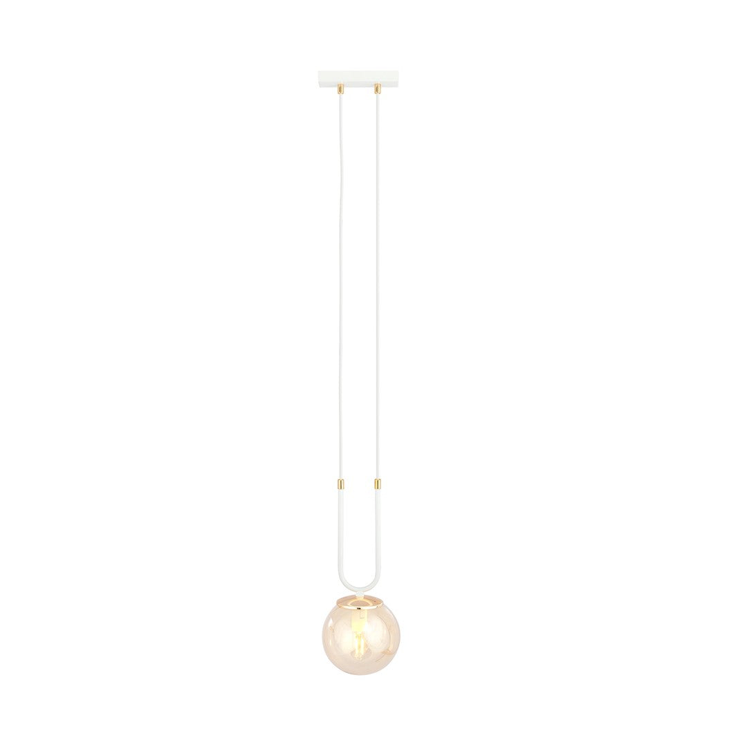 Witte hanglamp met amberkleurige glazen bol en goudkleurige details aan een U-vormige steun