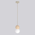 Hanglamp met beige ophanging, houten bol en witte bol aan een dunne stang tegen een lichtgrijze achtergrond