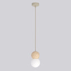 Hanglamp met beige ophanging, houten bol en witte bol aan een dunne stang tegen een lichtgrijze achtergrond