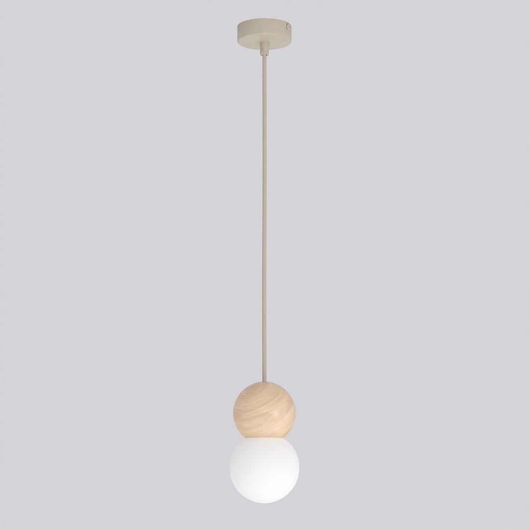 Hanglamp met beige ophanging, houten bol en witte bol aan een dunne stang tegen een lichtgrijze achtergrond