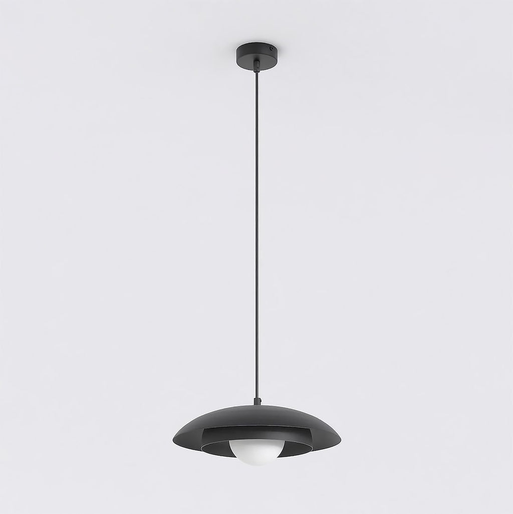 Zwarte schijfvormige hanglamp met witte lichtbol onder de kap, opgehangen aan een dunne stang met ronde plafondplaat