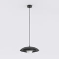 Zwarte schijfvormige hanglamp met witte lichtbol onder de kap, opgehangen aan een dunne stang met ronde plafondplaat