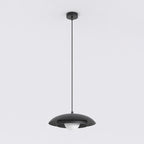 Zwarte schijfvormige hanglamp met witte lichtbol onder de kap, opgehangen aan een dunne stang met ronde plafondplaat