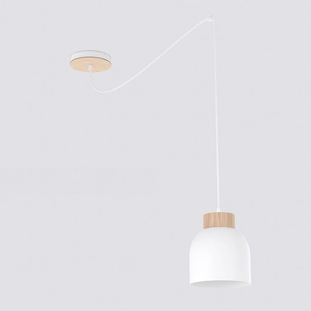 Witte hanglamp met stalen kap en houten accent aan een witte spider-ophanging met houten plafondplaat