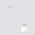 Witte hanglamp met stalen kap en houten accent aan een witte spider-ophanging met houten plafondplaat