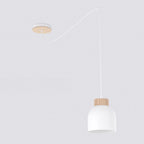 Witte hanglamp met stalen kap en houten accent aan een witte spider-ophanging met houten plafondplaat