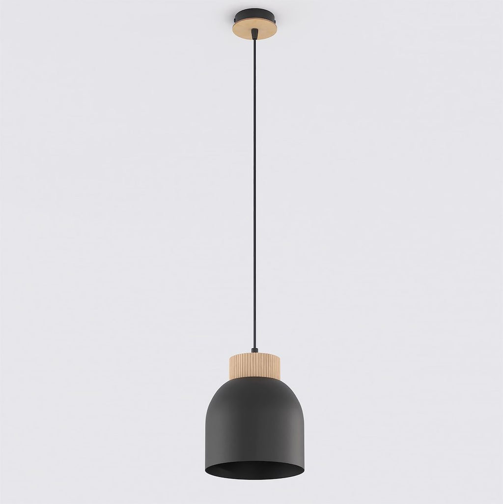Zwarte koepelvormige hanglamp met houten rand en dun zwart snoer aan een plafondplaatje