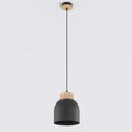 Zwarte koepelvormige hanglamp met houten rand en dun zwart snoer aan een plafondplaatje