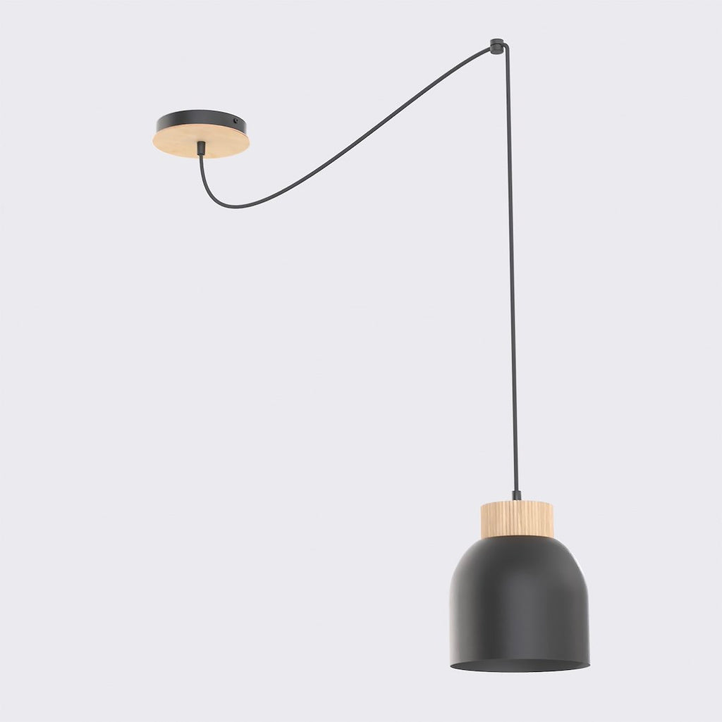 Zwarte hanglamp met matte stalen kap en houten ring, opgehangen aan een lang snoer met houten plafondplaat